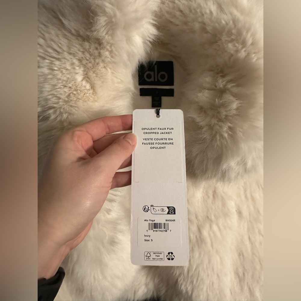 NWT Alo Yoga Opulent Faux Fur Cropped Jacket in Ivory - S - Picture 14 of 16